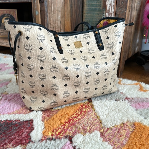 MCM full inclusion large tote with pouch - Picture 3 of 12